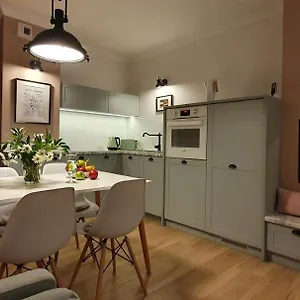  Apartment Hill Polen